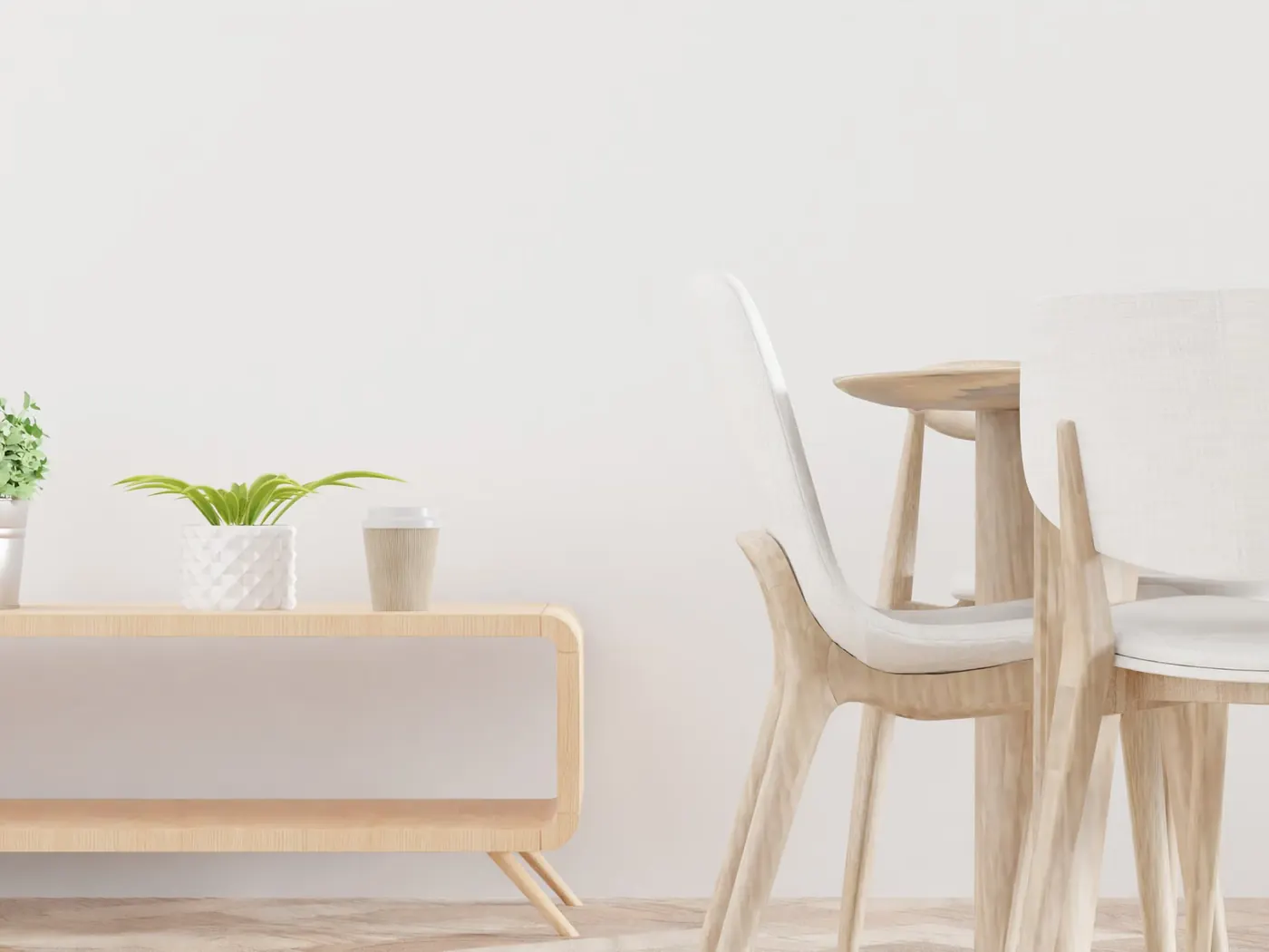 明るい部屋に置かれた木の低い棚と白い椅子、そばに背の低い観葉植物