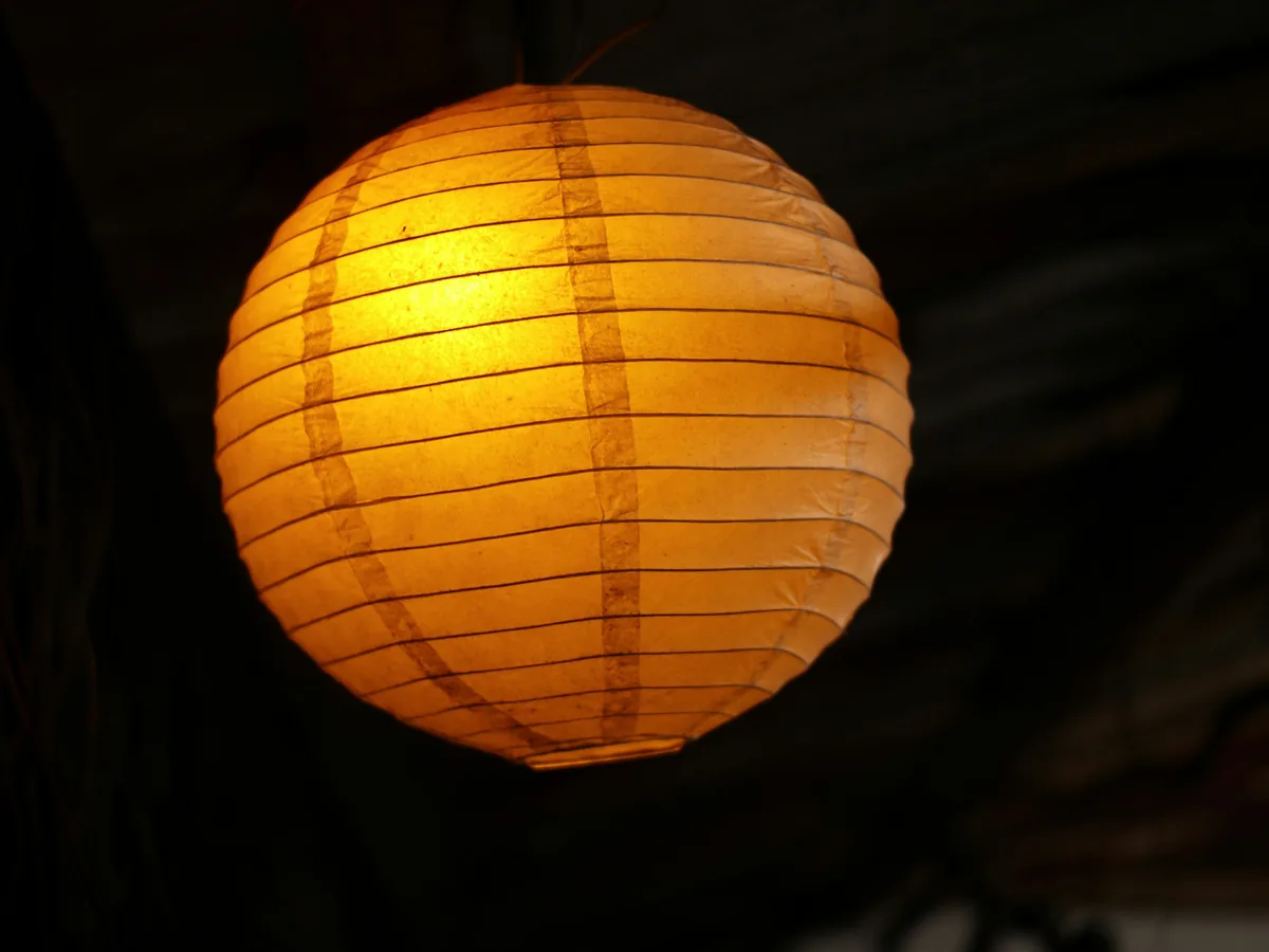 和紙の行灯にともった、琥珀色の灯り