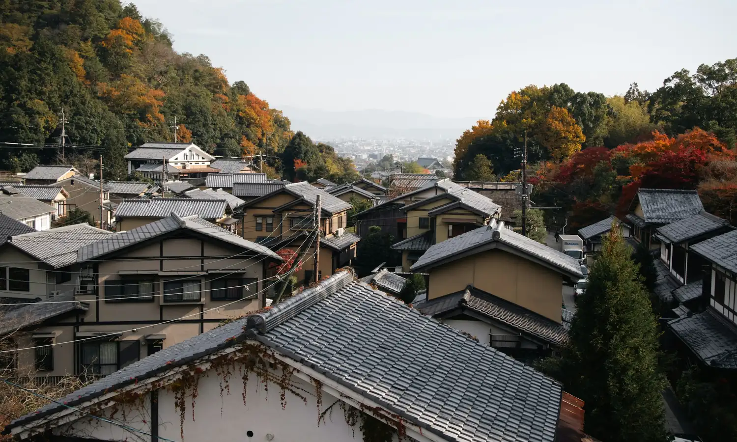 斜面に重なる集落の瓦屋根。灯環はこの奥、水路の突き当たりにある